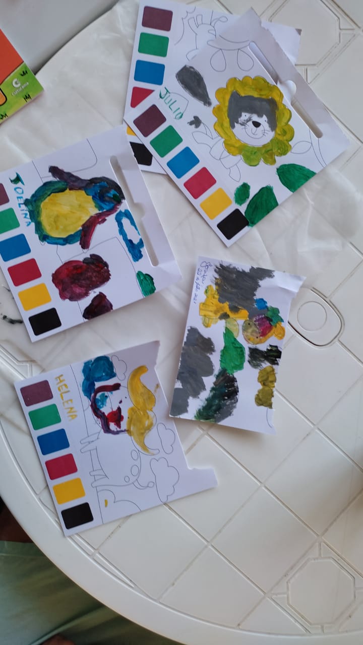 Tarde de trabalho com desenhos e pinturas