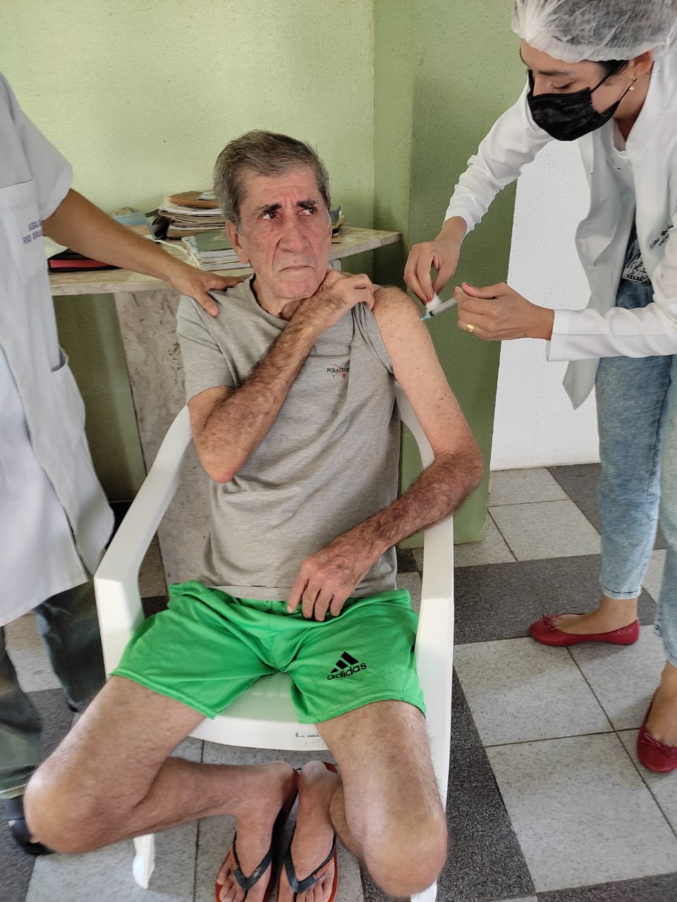 Idosos do Asilo Rio Branco recebem 3° Dose de Reforço